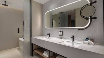 Suite, 1 soverom, badekar | Bad | Dusj, regndusjhode, toalettartikler (inkludert) og hårføner