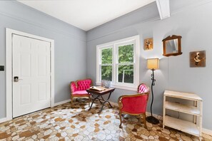 Interior - Charming 3-bedroom nestled in the country with WiFi and wooded acres in Louisa (Louisa)