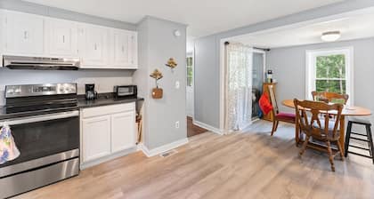 Charming 3-bedroom nestled in the country with WiFi and wooded acres in Louisa
