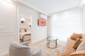 TV - GuestReady - Chique home with balcony (Porto)