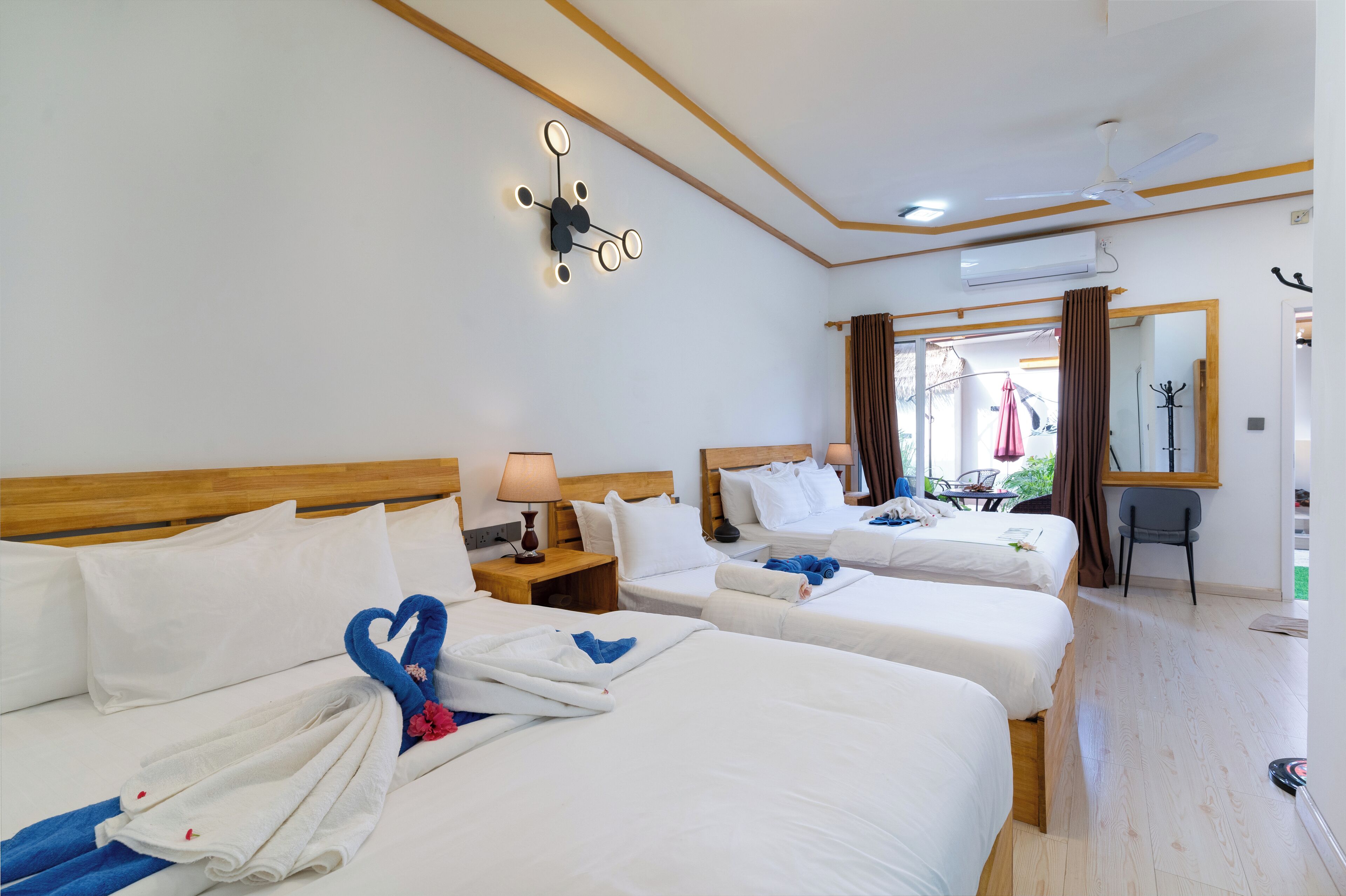 Habitación cuádruple familiar, patio, vista al jardín | Caja de seguridad en la habitación y escritorio 