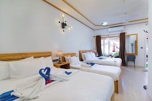 Familien-Vierbettzimmer, Terrasse, Gartenblick