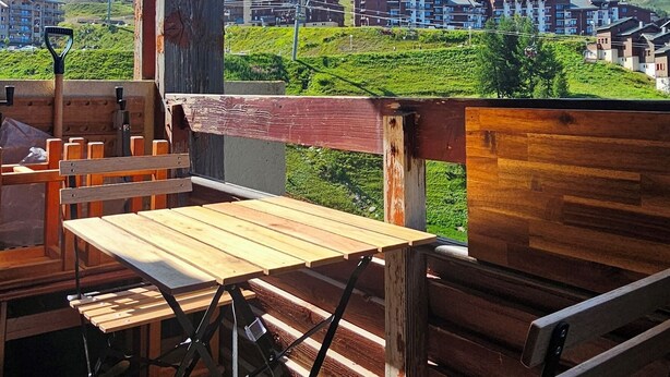A wooden deck with a table and chairs, overlooking a mountainous landscape. - Le balcon du soleil, Pied de pistes 2100m 5 pers, Plagne Soleil, heart of the resort (La Plagne-Tarentaise)