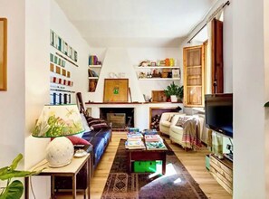 Fernseher, Kamin, Bücher