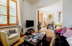 Fernseher, Kamin, Bücher, Stereoanlage