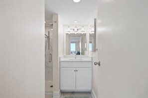 Douche, sèche-cheveux, serviettes fournies, papier toilette