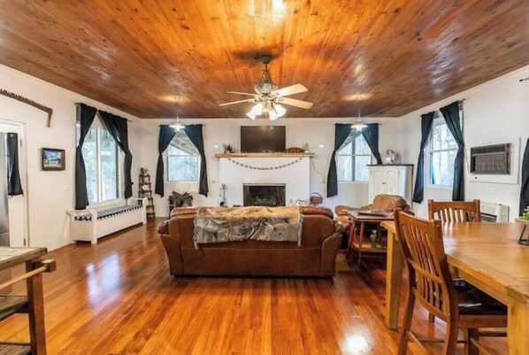 Smart TV, lareira, mesa de pingue-pongue