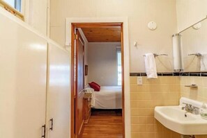 Chuveiro, secador de cabelo, toalhas de banho, sabonete