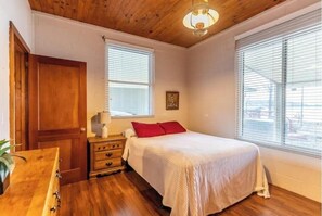 3 makuuhuonetta, silitysrauta/-lauta, vauvan matkasänky, Wi-Fi