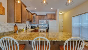 Een koelkast, een magnetron, een oven, een kookplaat