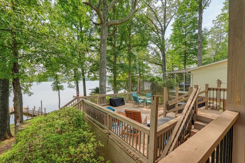 On Lake Bowen- Large dock, Million $ views, cozy and clean!