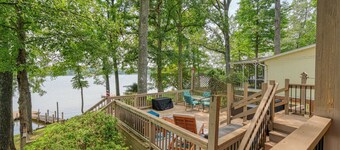 On Lake Bowen- Large dock, Million $ views, cozy and clean!