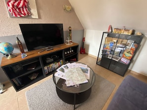 Smart TV, DVD player, mesa de pingue-pongue, livros