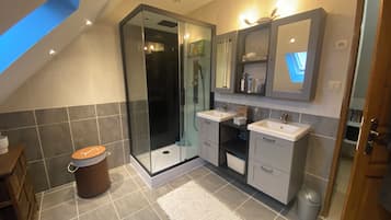 Douche, sĂšche-cheveux, serviettes fournies, savon