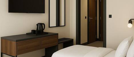 Una habitación de hotel con una cama, una mesita de noche, un espejo, un televisor y una puerta.