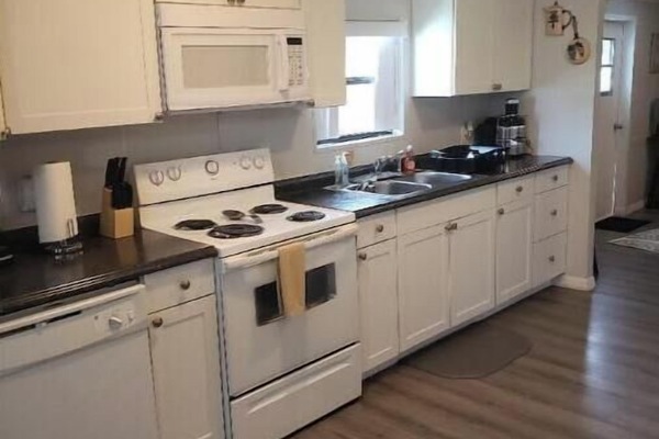 Køleskab, mikrobølgeovn, ovn, kogeplade