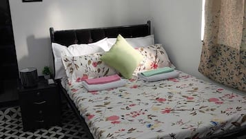 1 bedroom, desk, iron/ironing board, WiFi