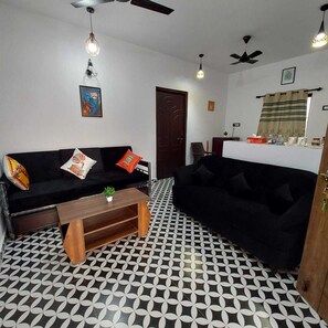 Smart TV, books - Riverside, the European Homestay Apartment,  (Guddem Village Siolim)