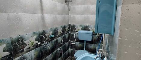 Dusj, hårføner, håndklær og såpe