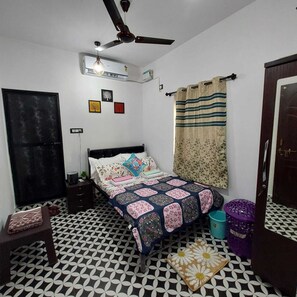 1 bedroom, desk, iron/ironing board, WiFi