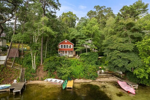 Plymouth's Little Red Cottage: 3-BR cabin w/ WiFi, full kitchen, & lake access!