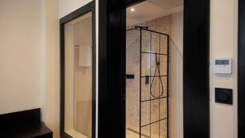 Deluxe Apartment | Bathroom