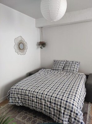 3 slaapkamers, een bureau, een strijkplank/strijkijzer, reisbedje