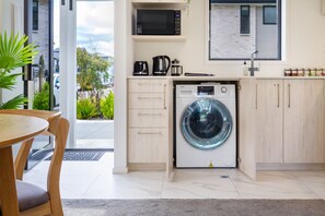 Fridge, microwave, oven, stovetop - Escape at the park: 1 bed 1 bath w/carpark (Christchurch)