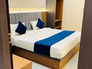 Escritorio y espacio para trabajar con laptop