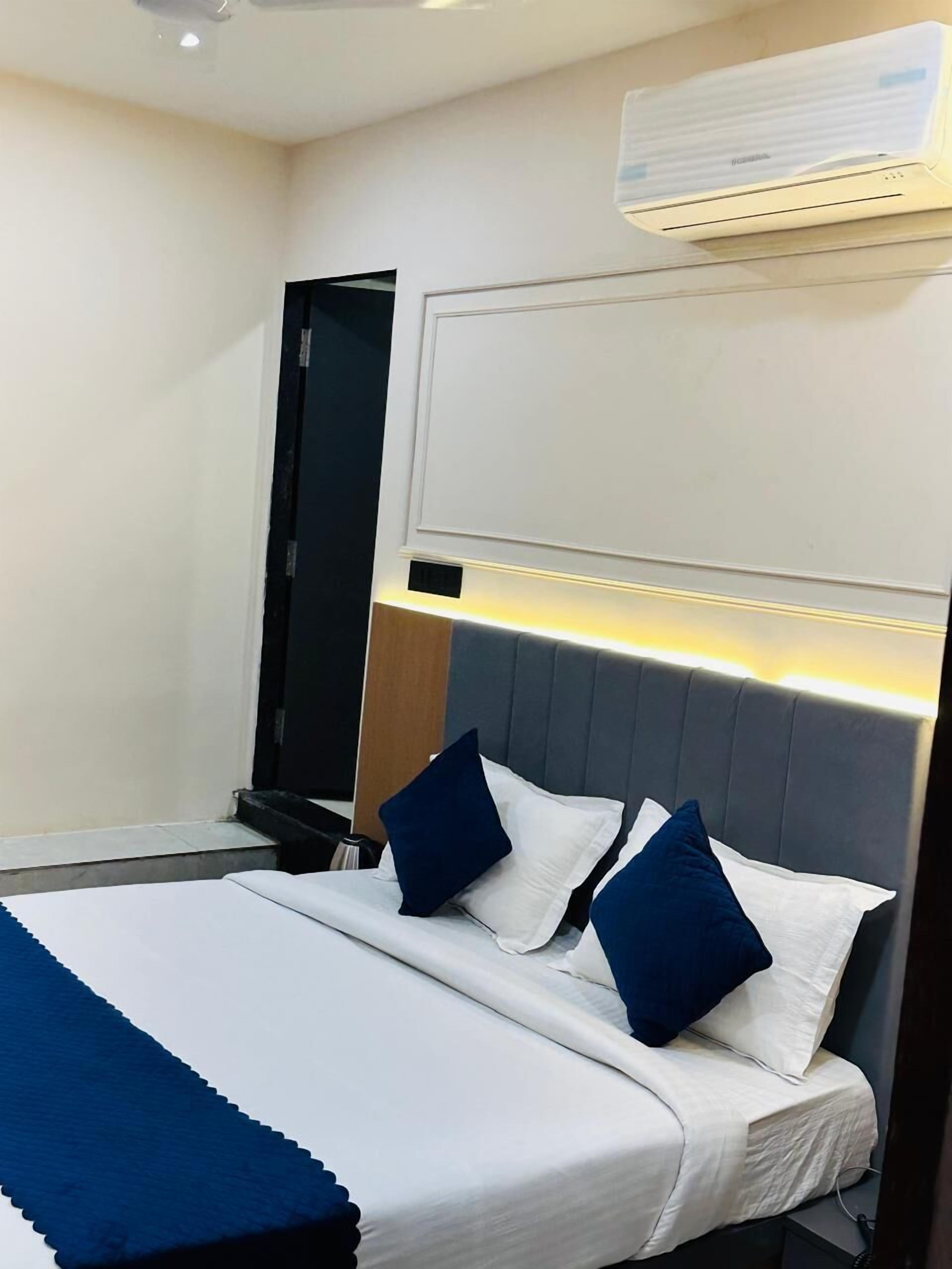 Desk, laptop workspace, soundproofing, free WiFi