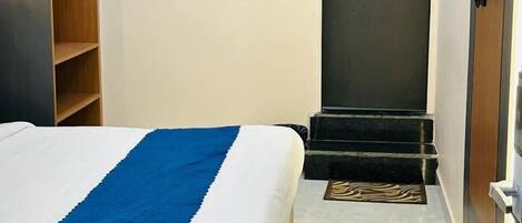 Schreibtisch, laptopgeeigneter Arbeitsplatz, schallisolierte Zimmer