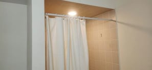 Dusche, Haartrockner, Seife, Toilettenpapier