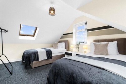 Elegant 5 Bedroom House/free Parking/yard