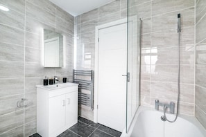 Casa | Baño | Regadera, tina profunda, toallas 