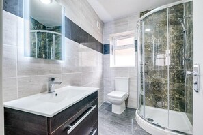 Rumah | Kamar mandi | Shower, bathtub besar,  dan handuk