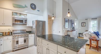 Coastal Cape Cod 3 bedroom close to the beach, bike path & ponds!