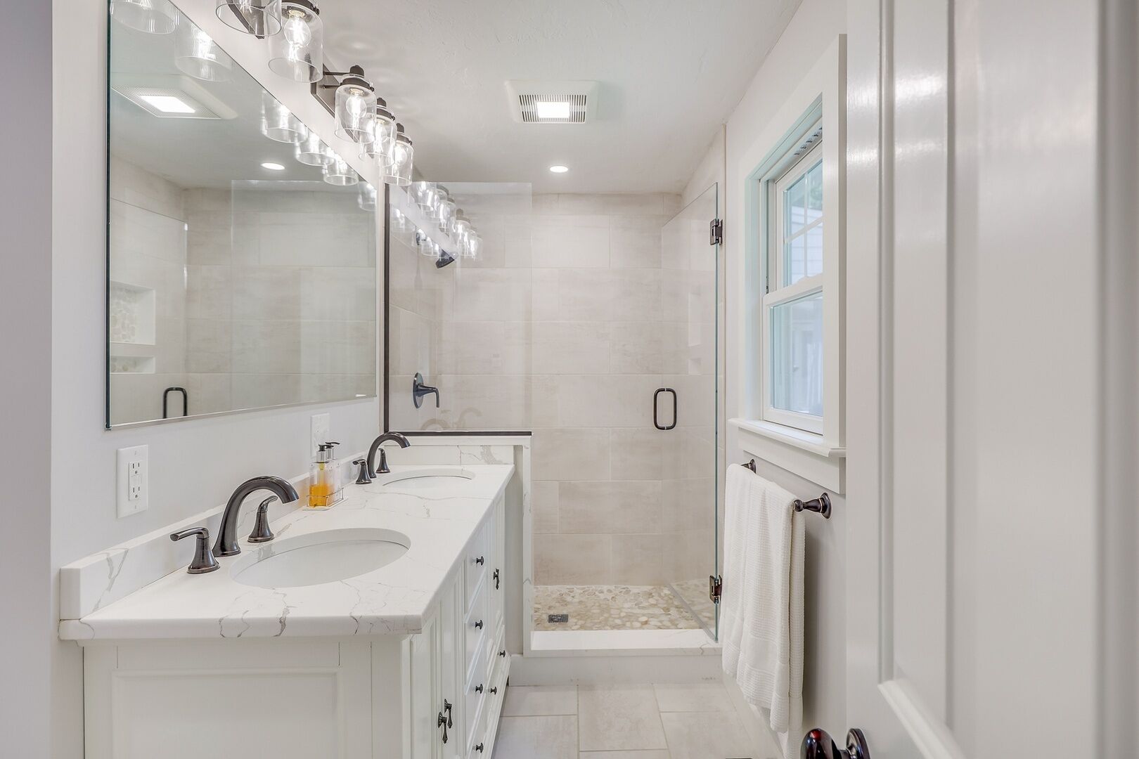 Douche, sèche-cheveux, serviettes fournies, savon