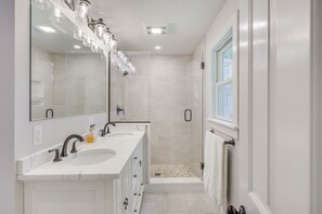 Shower, hair dryer, towels, soap - Coastal Cape Cod 3 bedroom close to the beach, bike path & ponds! (Brewster)