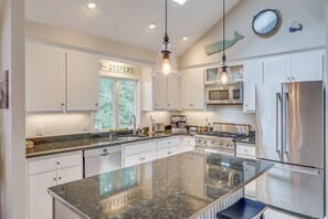 Fridge, microwave, oven, stovetop - Coastal Cape Cod 3 bedroom close to the beach, bike path & ponds! (Brewster)