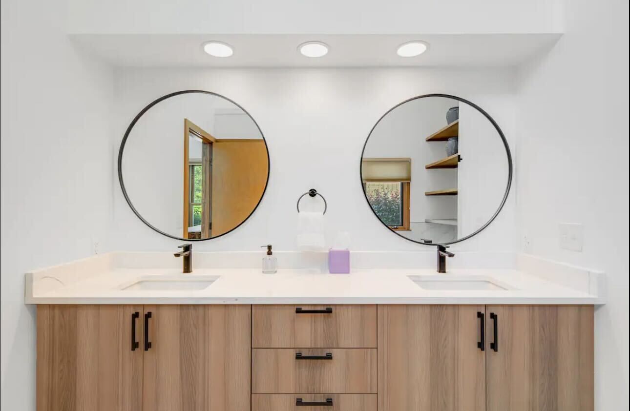 Secadora de cabello, toallas, jabón, papel de baño 