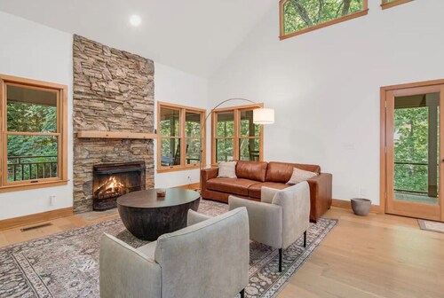 Charming 1-bedroom cottage with WiFi, AC in fabulous Tryon