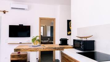 Een koelkast, een magnetron, een oven