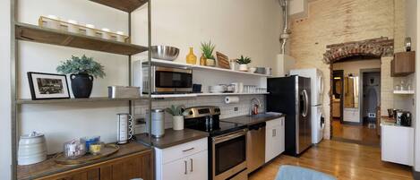 Geladeira, micro-ondas, fogão, cooktop