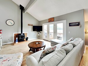 Huis, Meerdere bedden, terras (Lakeland Views) | Woonruimte | Een 42-inch flatscreentelevisie met digitale zenders