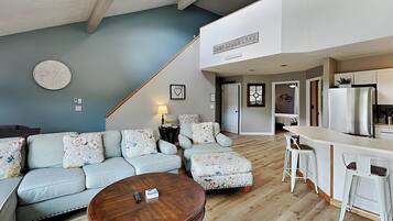 獨棟房屋, 多張床, 庭院 (Lakeland Views) | 起居區 | 42-吋平面電視,提供數位頻道