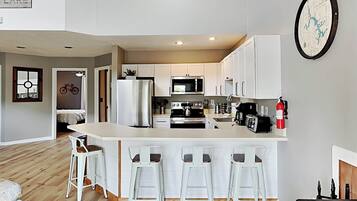 獨棟房屋, 多張床, 庭院 (Lakeland Views) | 私人廚房 | 電冰箱、微波爐、烤箱、爐台