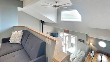 Nhà, nhiều giường, sân hiên (Lakeland Views) | Khu phòng khách | TV màn hình phẳng 42-inch có truyền hình kỹ thuật số