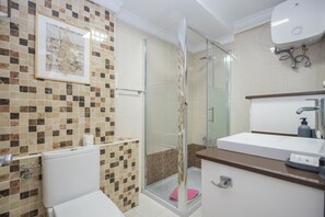 Douche, sèche-cheveux, serviettes fournies