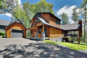House (5 Bedrooms) | Front of property - The Pour House by Taylor Made Deep Creek (McHenry)