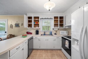 Private kitchen - Rustic Country Lakefront Retreat with Fire Pit (Roxboro)